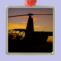 Hélicoptère de Robinson R44 au coucher du soleil ornements