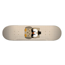 Hibou avec la moustache et le chapeau plateau de skateboard