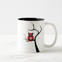 Hibou rouge de crâne de sucre dans la tasse d'arbr