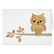 Hibou somnolent dans la carte d'arbre