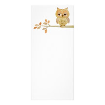 Hibou somnolent dans la carte de support d'arbre cartes doubles