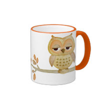 Hibou somnolent dans la tasse d'arbre