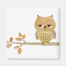 Hibou somnolent dans l'aimant d'arbre