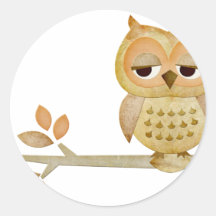 Hibou somnolent dans l'arbre adhésifs ronds