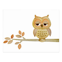 Hibou somnolent dans l'arbre carte postale