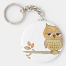 Hibou somnolent dans l'arbre porte-clef