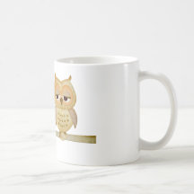 Hibou somnolent dans l'arbre tasse à café