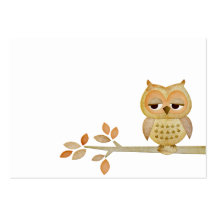 Hibou somnolent dans le carte de visite d'arbre
