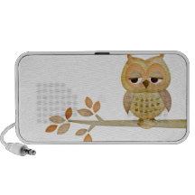 Hibou somnolent dans le griffonnage d'arbre haut-parleur de voyage