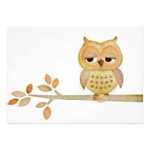 Hibou somnolent dans l'invitation d'arbre