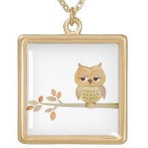 Hibou somnolent en collier d'arbre
