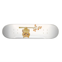 Hibou somnolent en planche à roulettes d'arbre
