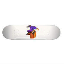 Homme de piano jouant le manteau de bleu de piano  plateaux de skateboards