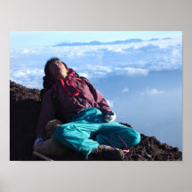 Homme japonais avec le chien sur le sommet du mont posters