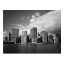 Horizon de New York City contre des nuages Carte Postale