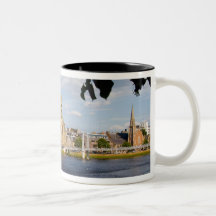 Horizon et rivière de ville étrange d'Inverness Tasse