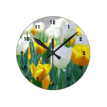 Horloge murale blanche et jaune de fleur de tulipe