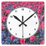 Horloge rose de photographie de tulipes et de fleu
