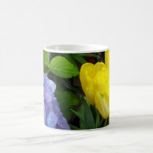 Hortensias bleus de tulipes jaunes II Mugs