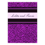 Invitations pourpres de mariage d'empreinte de léo