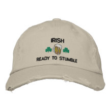Irlandais drôle buvant le chapeau brodé