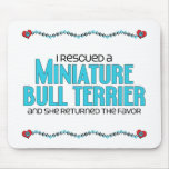 J'ai secouru un bull-terrier miniature (le chien f tapis de souris