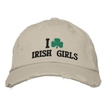 J'aime le chapeau brodé par filles irlandaises
