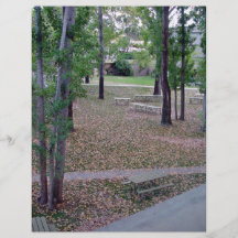 Jardin décoré du feuille tombé prospectus avec motif