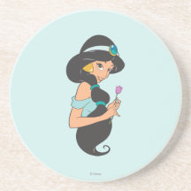 Jasmin tenant la fleur dessous de verres