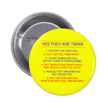 Jaune identique de questions de jumeaux badges
