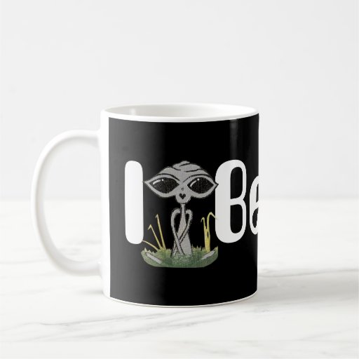 Je crois l'alien s'asseyant mug