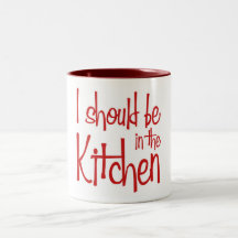 Je devrais être dans le hausfrau de cuisine tasses