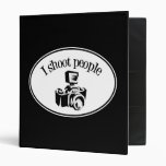 Je tire le rétro appareil-photo B&W de la photogra