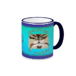 J'embrasse mon chat sur la tasse de lèvres