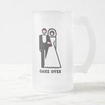 Jeu au-dessus de tasse d'enterrement de vie de jeu