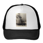 Jeune fille 1900 et son chien casquette