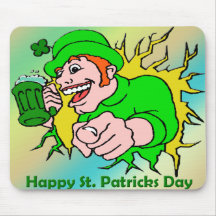 Jeune homme irlandais du jour de St Patrick avec d Tapis De Souris