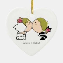 Jeune mariée et marié mignons "baiser" (cheveux bl ornements de noël