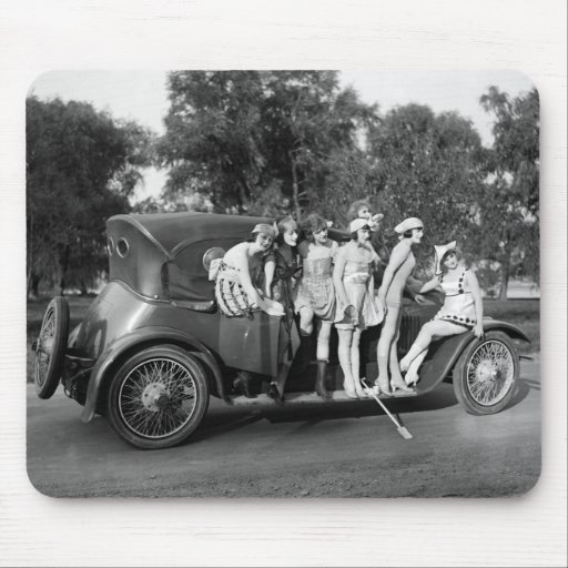Jolies filles des années 1920, voiture ancienne tapis de souris