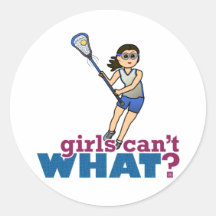 Joueur de lacrosse de fille dans le bleu autocollant rond