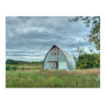 Jour orageux sur la carte postale de ferme