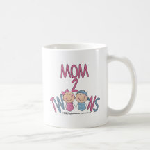 Jumelles garçon et fille de la maman 2 tasses