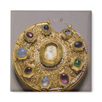 Kolt medallion, gold set with pearls and magnets