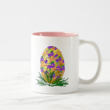 La fleur a décoré l'oeuf tasse