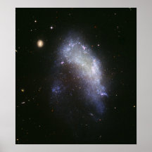 La galaxie NGC 1427A plonge vers la galaxie de For Poster