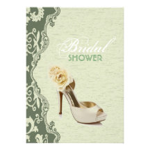 La jeune mariée florale verte chausse l'invitation