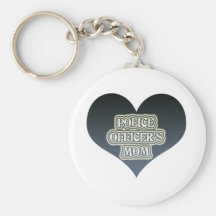 La maman du policier porte-clefs