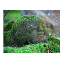 La mousse a couvert la statue japonaise de temple cartes postales