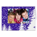 La neige a couvert le carte photo de Noël de famil