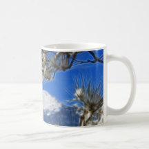 La neige maximale d'hiver de brochets a couvert l' mug à café